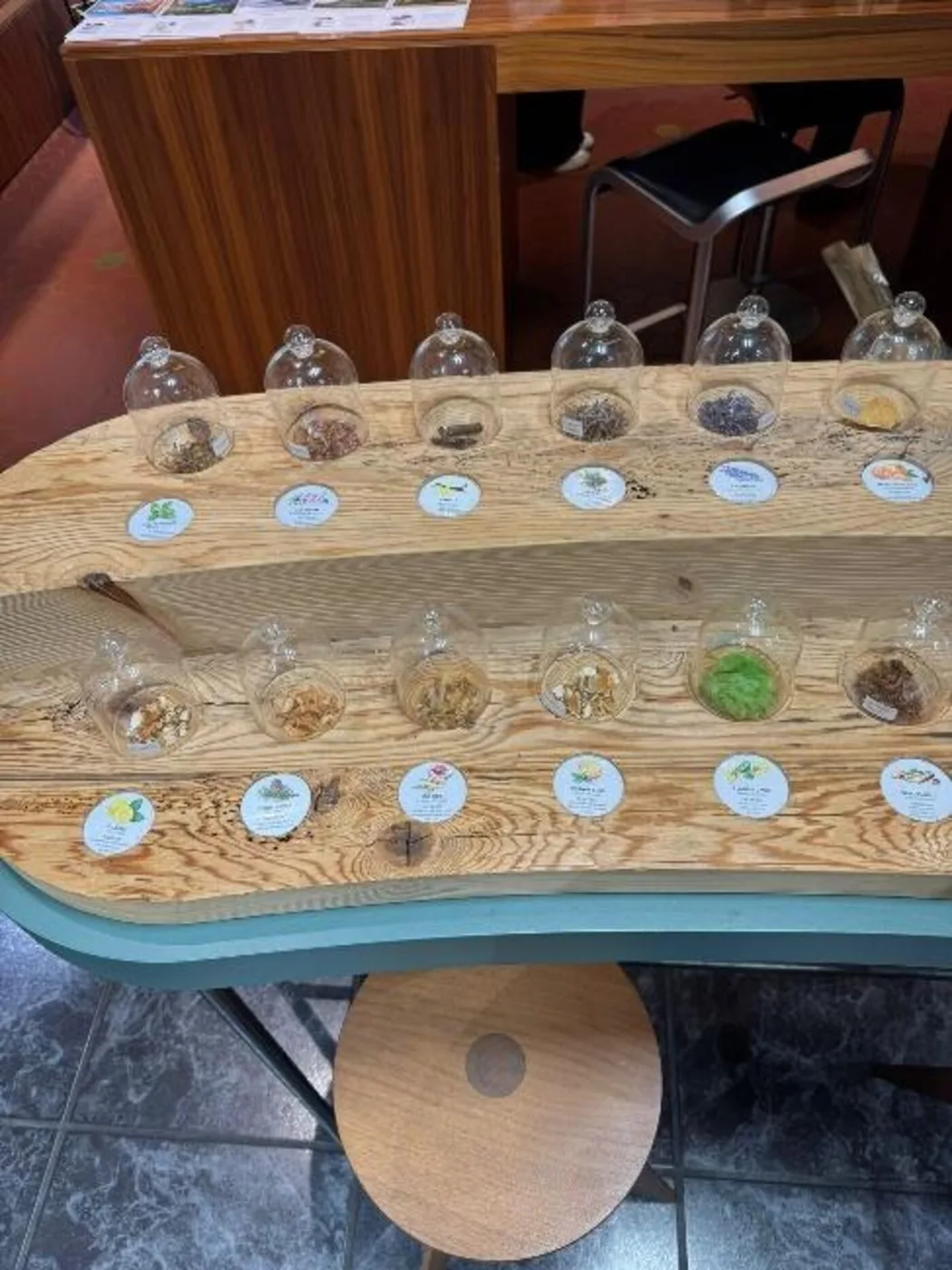 Testbrett mit sechzehn Düften unter Glasglocken